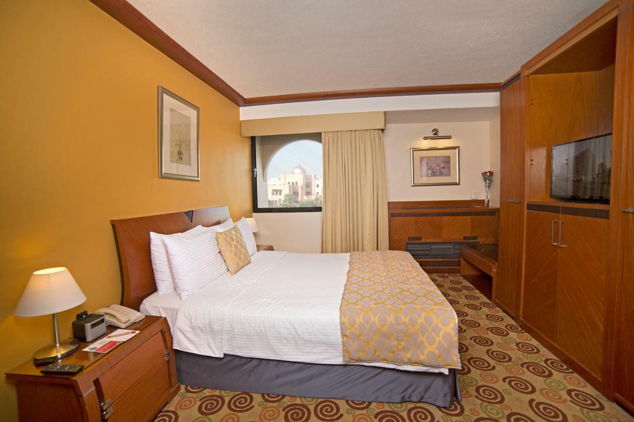 Ramada By Wyndham Bahrain Manama Exterior foto